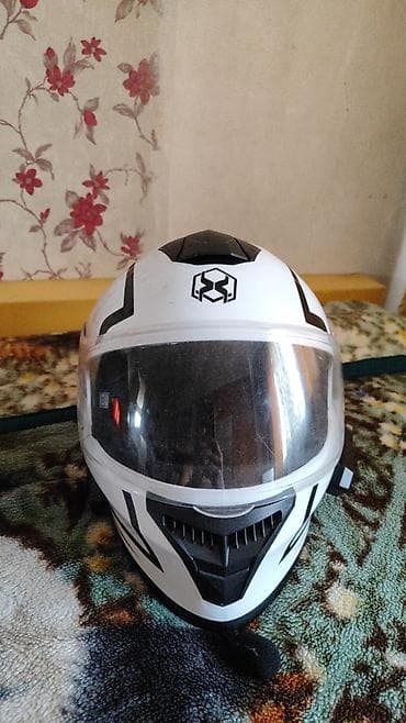 шлем: Мото-шлем интегрального типа (full-face), белый с чёрными графическими — 2