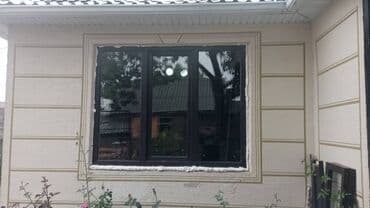 пластиковые витражи: Окно с тремя секциями в темной раме. Подходит для установки в доме или — 1