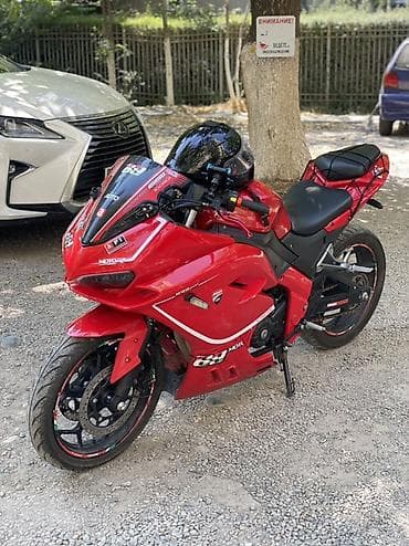 Мотоциклы: Спортивный мотоцикл в стиле sportbike, ярко‑красный. Основные — 1