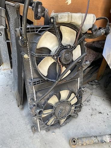 двигателей: Радиатор охлаждения в сборе с вентиляторами и расширительным бачком — 4