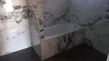 клей кафеля: Услуги плиточника: облицовка ванных комнат, санузлов и кухонь под — 7