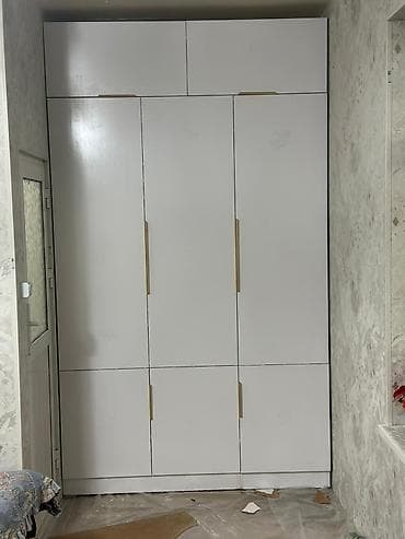 зеркала салона: Шкаф-купе с раздвижными дверями, ближе к классике. Основные — 9