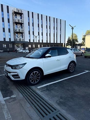 mazda примаси: Компактный кроссовер белого цвета с черной крышей и рейлингами — 5