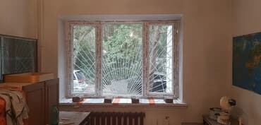 бу пластик айнектер: Прочное окно, оснащенное тремя секциями, с белыми металлическими — 1