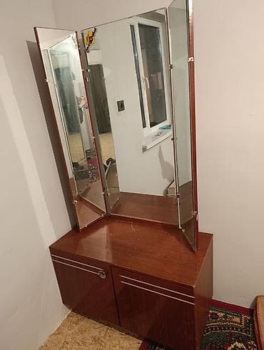 стол с зеркалом для макияжа: Туалетный столик, Б/у, С зеркалом, цвет - Коричневый, Другой материал — 2