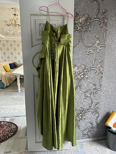 Женская одежда: Вечернее платье макси из атласной ткани насыщенного оливкового цвета — 2