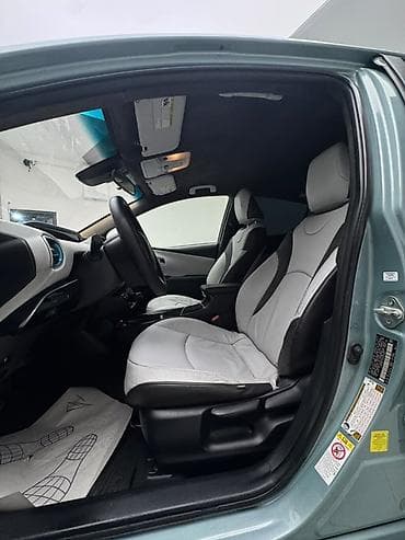 byd e2 2023: Toyota Prius: 2017 г., 1.8 л, Автомат, Гибрид, Хэтчбэк — 4