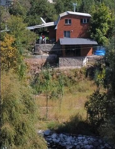 черная речка: 🏡 Продается уютный дом у реки Аламедин! . 💰 Цена: 275 000 сом. 📍 — 2