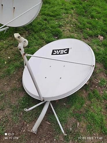 Спутниковая тарелка белого цвета с логотипом "SVEC" на отражателе. Она