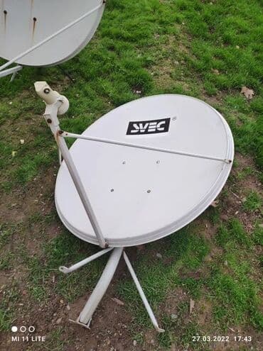 часы с экраном: Спутниковая тарелка белого цвета с логотипом "SVEC" на отражателе. Она — 1