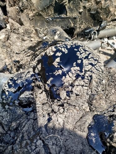 краска для асфальта: Куски битума, характерные своим черным цветом и смолянистой текстурой — 3