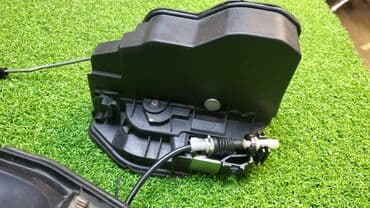 e91: Оригинальный б/у замок задней правой двери в сборе с кронштейнручки — 1