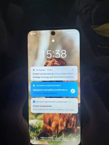 Смартфон Android с крупным безрамочным дисплеем и центральным вырезом