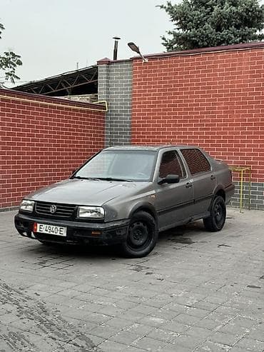 Volkswagen Vento: 1992 г., 2 л, Механика, Бензин, Седан at lalafo.kg Volkswagen Vento: 1992 г., 2 л, Механика, Бензин, Седан