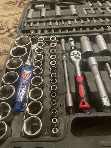 Набор ручного инструмента в чемодане Состав: - Трещотки 1/2" и 1/4" с