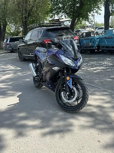 левый пуль: Спортивный мотоцикл класса «спорт» в фиолетово‑черном окрасе — 1