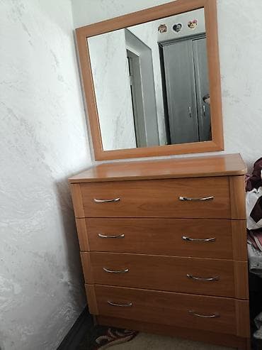 Кийим үчүн комоддор: Спальный гарнитур: трехстворчатый шкаф и комод с зеркалом Можно по — 4