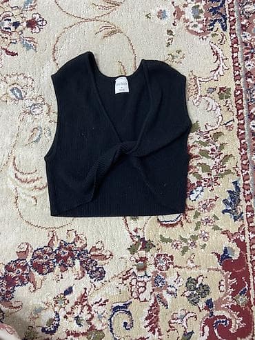 Набор одежды из 4 предметов: 1) Черный укороченный топ-жилет без