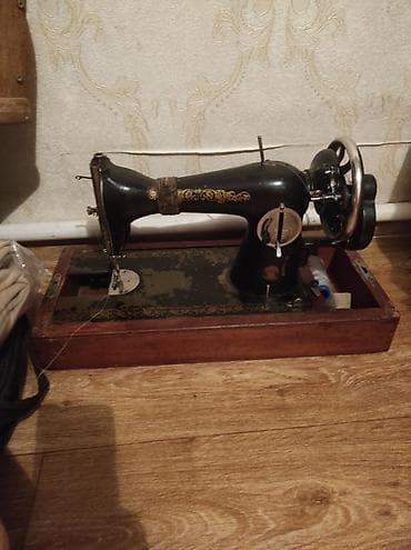 Ручной советский швейная машина в рабочем состоянии
