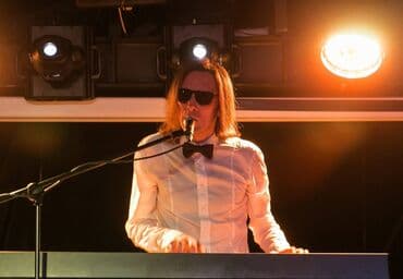 требуется диджей в кафе: Пианист. Певец. Артист на заказ от квартирника до ресторанного — 3