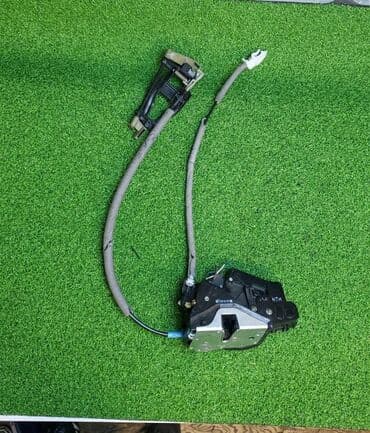 e46: Кронштейн ручки правой двери Оригинальный номер запчасти: M54B30 231 — 1