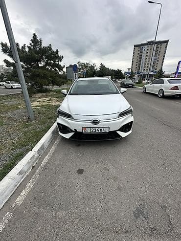 byd e9: AION S — электрический седан белого цвета. Кузов и дизайн: - — 1