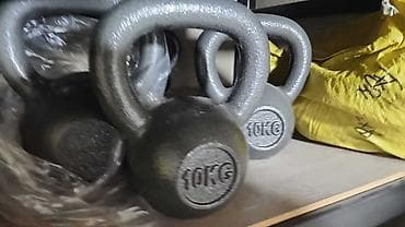 Две гири весом 10 кг каждая. Подходят для силовых тренировок, развития