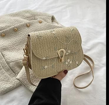 Компактная женская сумка через плечо в светло-бежевом оттенке