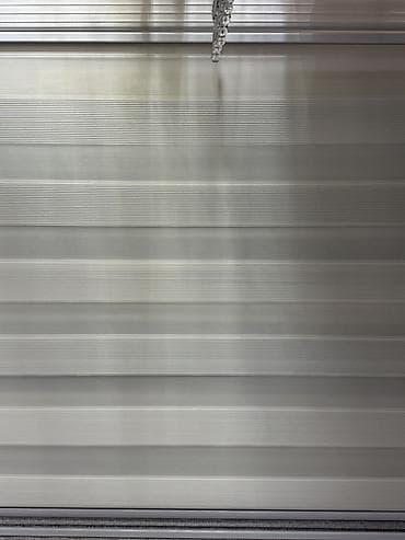 гаражные рольставни: Рулонные гаражные/промышленные ворота из алюминиевых ламелей. - — 1