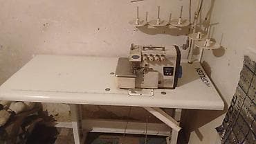 Промышленный оверлок на столе с подкатной станиной. - Тип