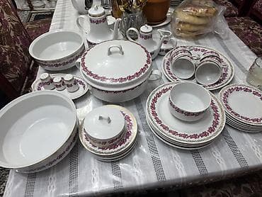 Набор столовой и чайной посуды из фарфора с розовым цветочным