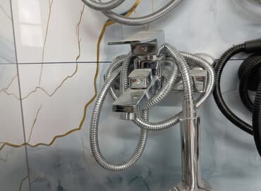шланги поливные: Смеситель для душа с ручным душем и гибким шлангом. Хромированная — 1