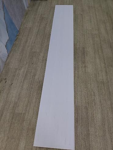 Декор стеновой панель — узкая прямоугольная планка светлого (белого)