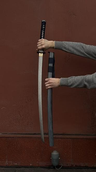 коллекционное: Катана с ножнами - Традиционная изогнутая форма клинка с ярко — 1