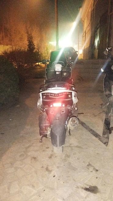 мото электро: Скутер-макси, белый, с высоким затемнённым ветровым стеклом (наклейка — 4