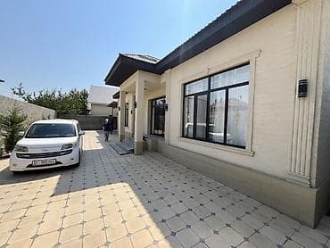 Просторный одноэтажный дом с двором и парковкой на несколько авто