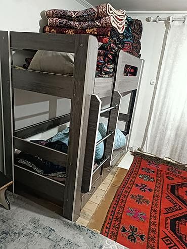 Двухъярусные кровати: Двухъярусная кровать из ЛДСП в современном серо-деревянном декоре — 2