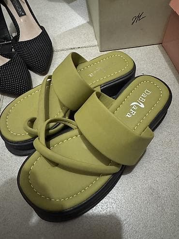 Босоножки, сандалии, шлепанцы: Две пары женских шлёпанцев. 1) Белые мюли JING PIN NV XIE - Размер — 6