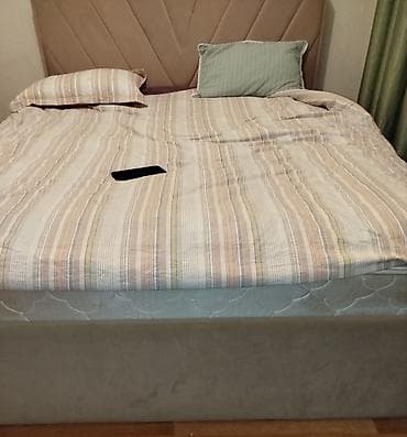 Двуспальная кровать с мягким изголовьем + матрас - Размер: 210см