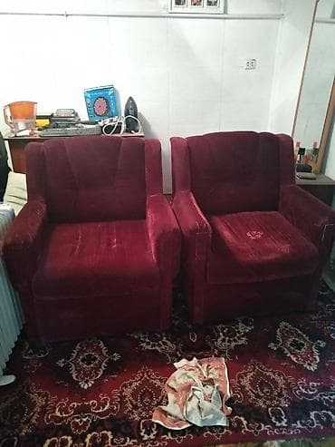 Пара мягких кресел насыщенного бордового цвета, выполненных в