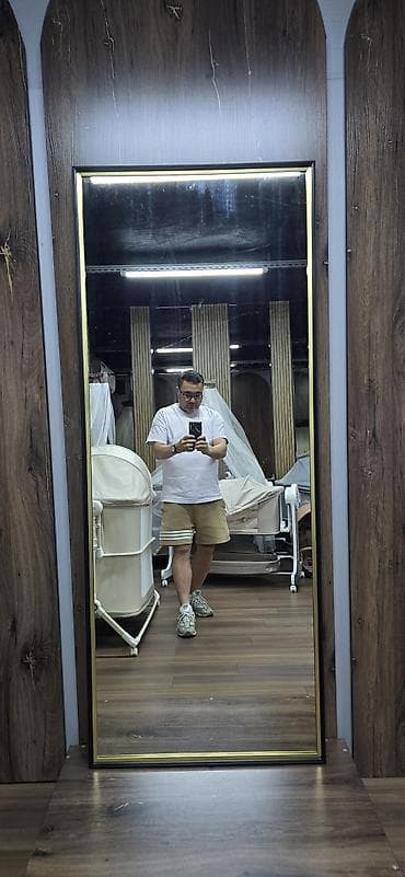 зеркло: В наличии, зеркало в ПВХ раме, настенное. Размеры 180х70 см. Также — 10