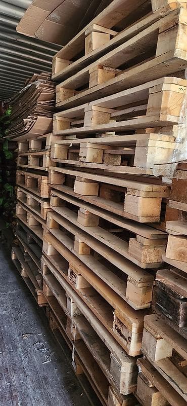 Многослойный деревянный поддон стандартного размера, предназначенный