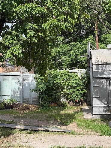 льва: 🏡 Продаётся трёхкомнатный дом барачного типа в Пишпеке 📏 Площадь: 54 — 3