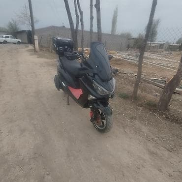 Скутер/максискутер черного цвета с высоким ветровым стеклом и багажным