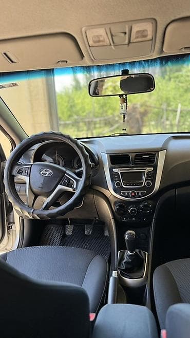 Продажа авто: Hyundai Solaris: 2012 г., Механика, Бензин, Седан — 5