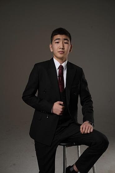 тройку костюм: Классический мужской костюм-тройка в черном цвете. Состав комплекта — 1