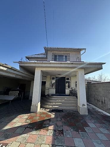 Үйлөр: Продаю частный двухэтажный дом в районе Кудайбергена! Площадь участка — 3