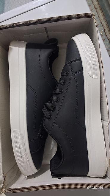 кожаный кроссовки: Пол классика, черные с белой подошвой. - Верх: гладкий кожзам — 2