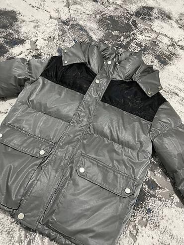 Утепленная куртка-пуховик серого цвета с контрастной черной вставкой