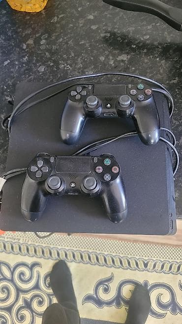 сабвуфер с усилителем: Игровая консоль Sony PlayStation 4 (Slim) с двумя беспроводными — 1